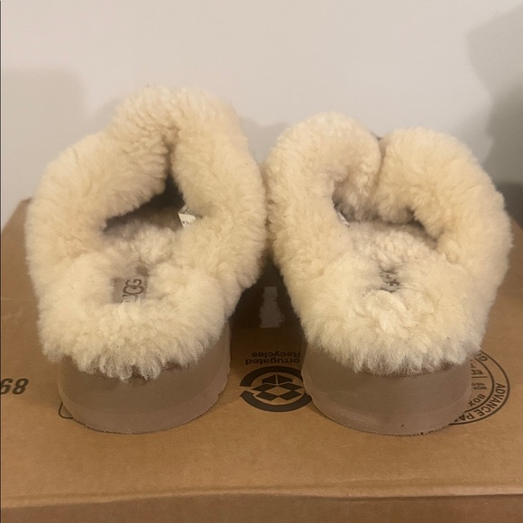 UGG Tan and Cream Shearling Slippers for kids - Picture 3 of 12